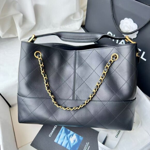 Classic CHANEL Bag: A Stylish and Versatile Choice for Elegance - Picture 5 of 7